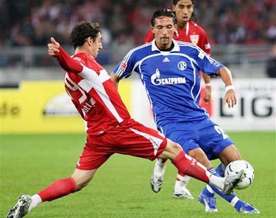 西媒：巴萨本菲卡赛后在更衣室通道发生冲突，警.